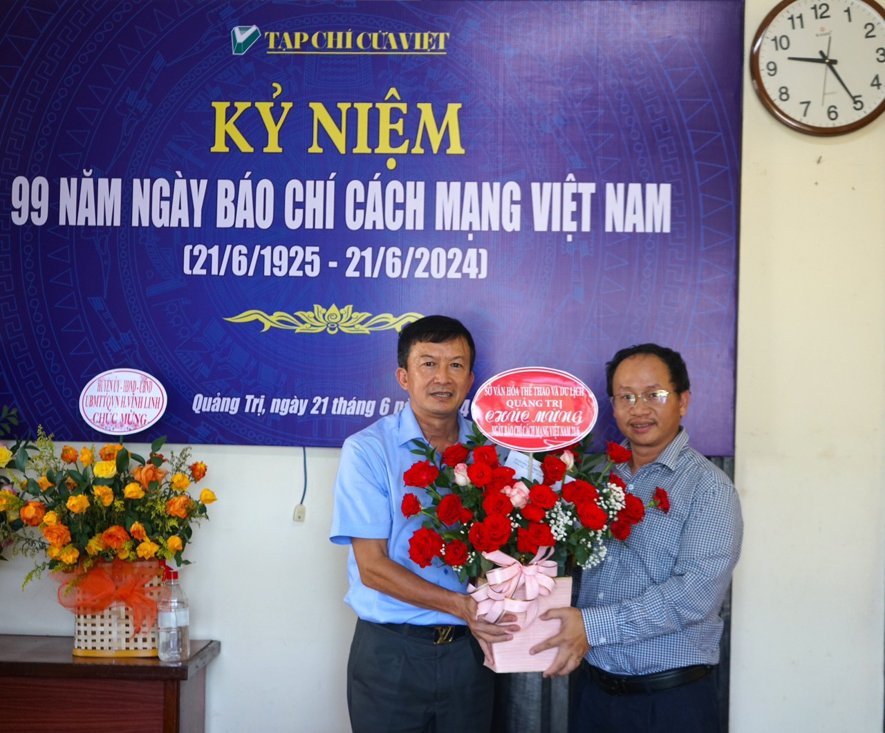 Sở Văn h&oacute;a, Thể thao v&agrave; Du lịch tặng hoa ch&uacute;c mừng